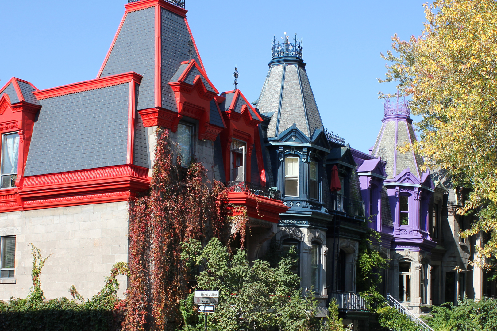 Façades victoriennes en pierre et toits colorés du Carré Saint-Louis à Montréal
